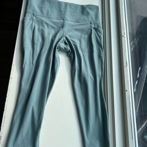 Athleta Salutarion stash pocket 7/8 tight in green - Picture 3 of 3